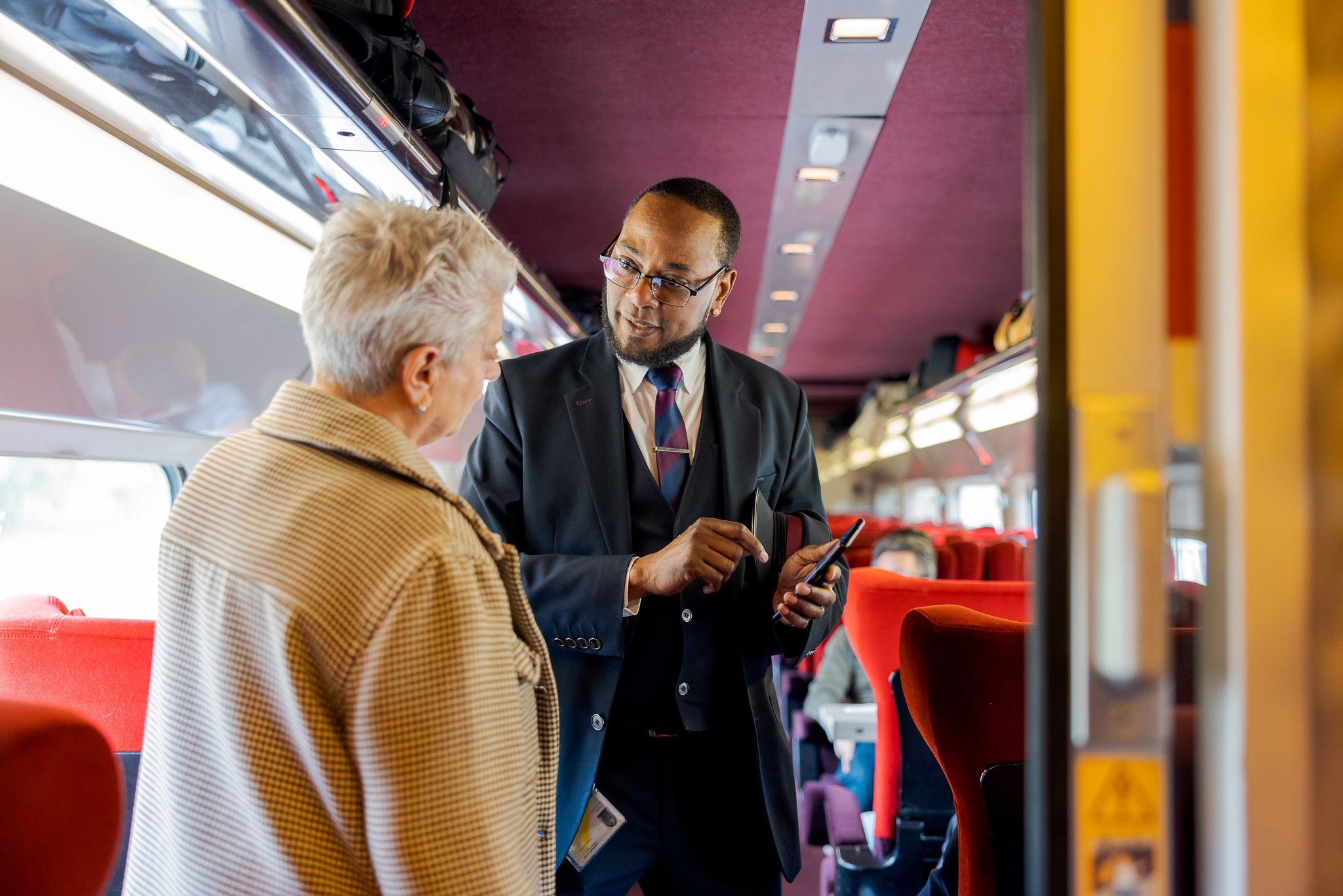 Trainmanager Thalys helpt een reiziger